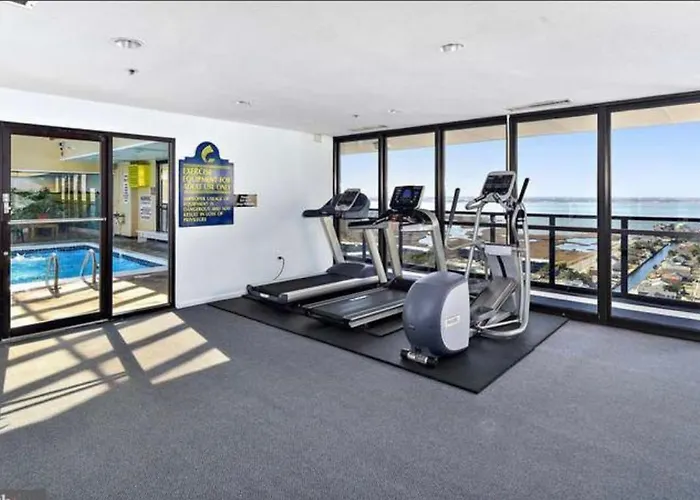 Golden Sands 19th Floor Ocean Views Free Linens Holiday home